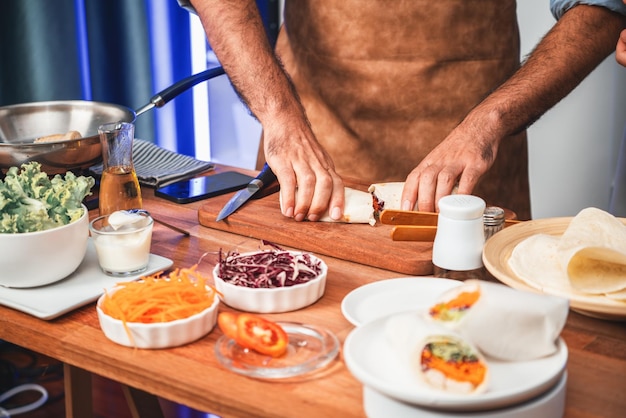 Kucharz przygotowujący składniki